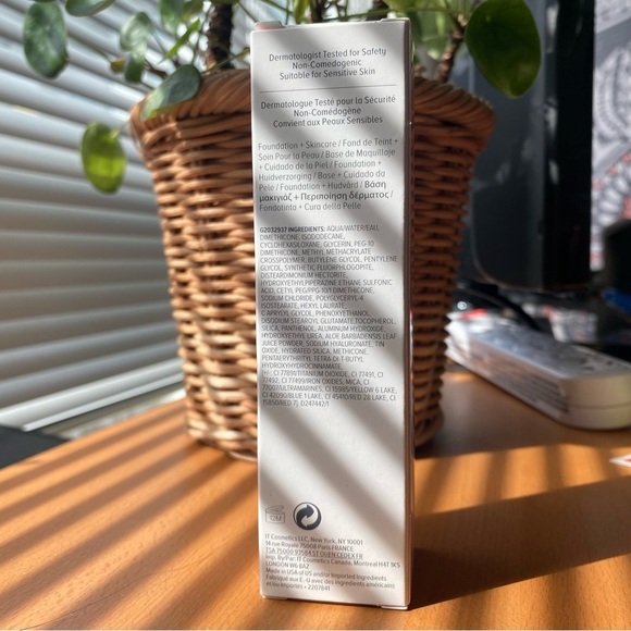 it cosmetics Your Skin But Better Foundation + Skincare Medium Neutral 33 - Picture 3 of 7